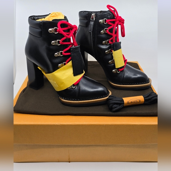 Tods Leather Block Heel Booties - 36
